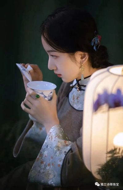 一生异性缘不断的八字